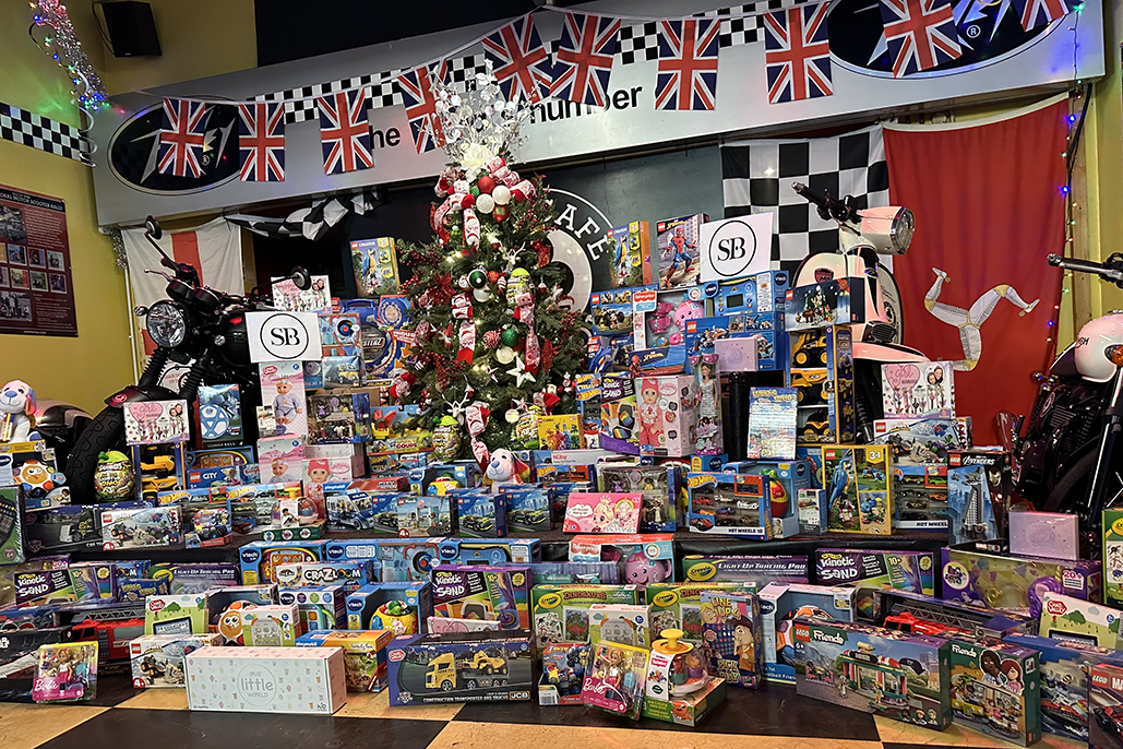 Ace Cafe London: Christmas Toy Run &Amp; Carol Service